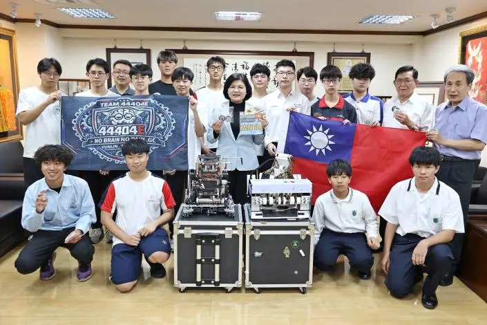 雲林之光!七校聯軍勇闖美國機器人世界賽,張麗善授旗勉勵為台爭光