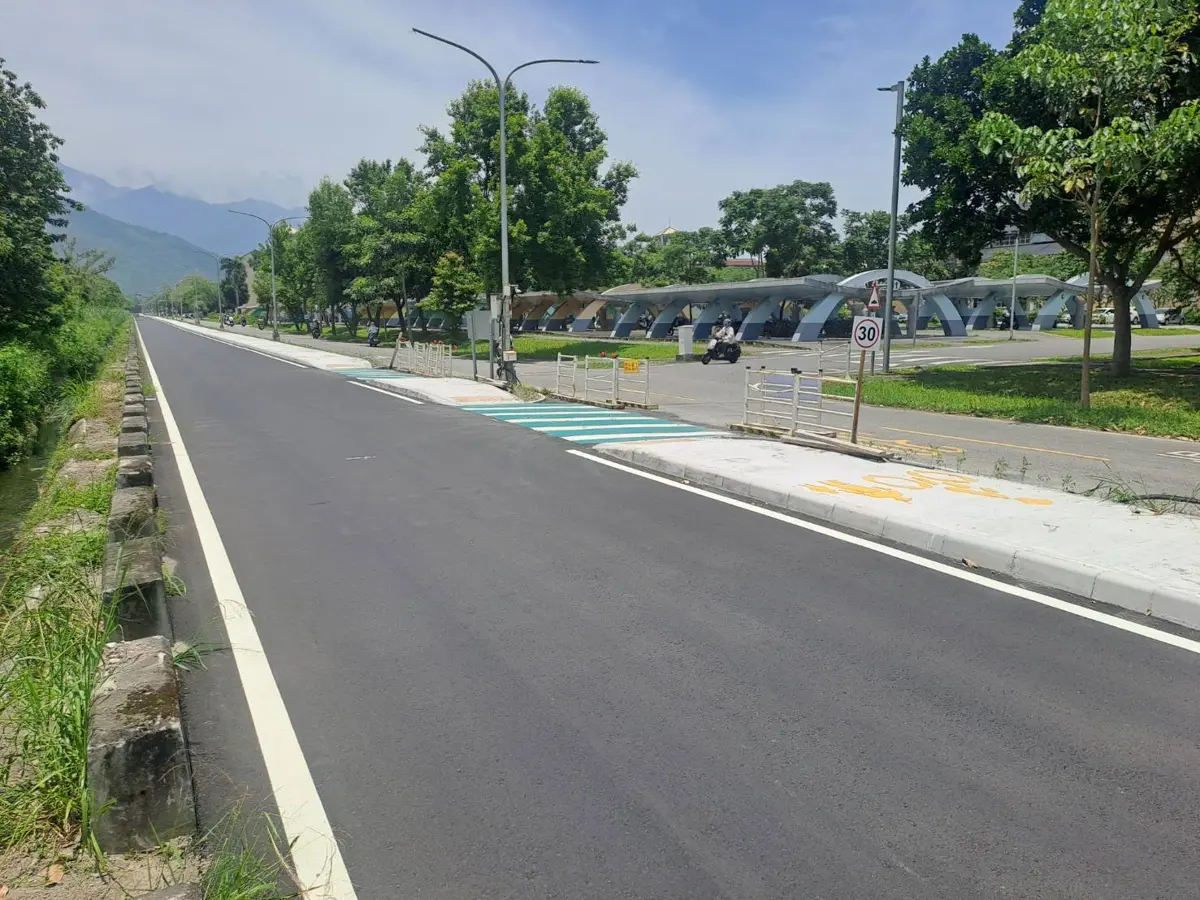 月底完工！東華大學周邊人行道大變身，揮別「人車爭道」險境