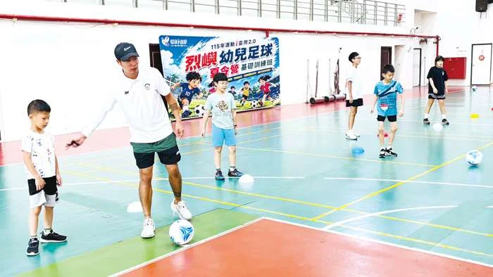 烈嶼幼兒足球夏令營熱血開訓!29名學童初體驗萌翻全場