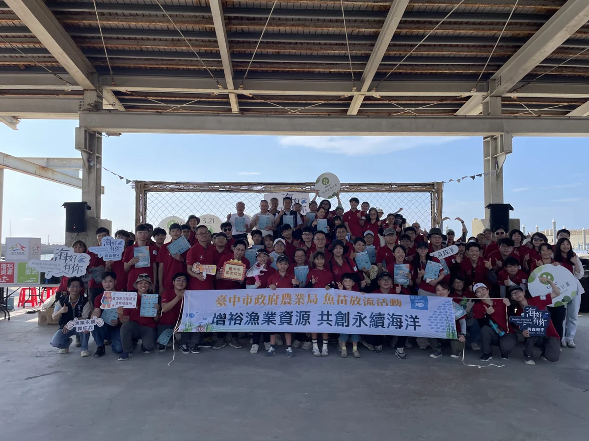 台積電攜手中市府護海岸!大甲松柏漁港放流2.7萬魚苗、種下500株抗風樹苗