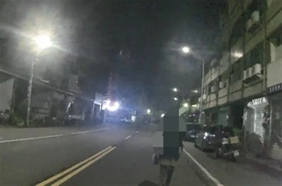 和美鎮女子凌晨失控狂奔馬路!警消聯手及時強制送醫解危機