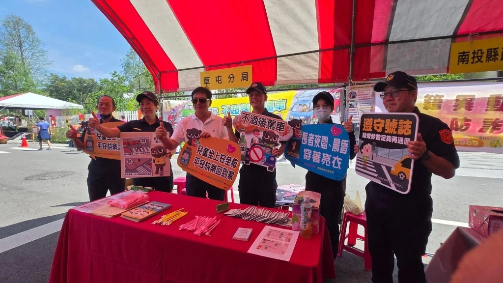 草屯葡荔節千人湧入九九峰!員警揮汗交管結合防詐宣導