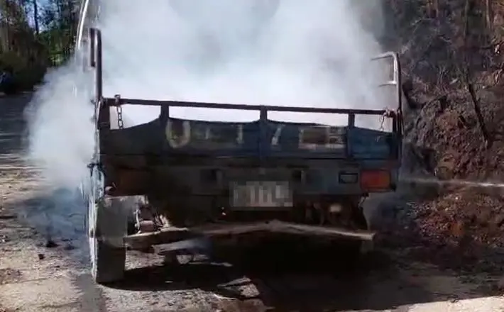 泰安農路火燒車!小貨車陷火海波及竹林 消防局揭老車保養關鍵
