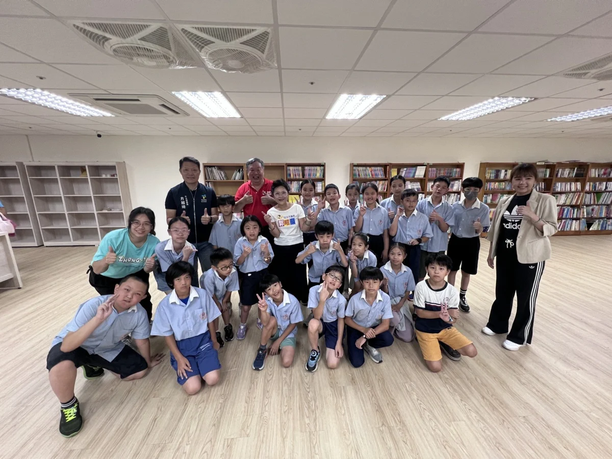 百人人力接龍搬書!南機場借還書工作站入厝忠義教育社福園區
