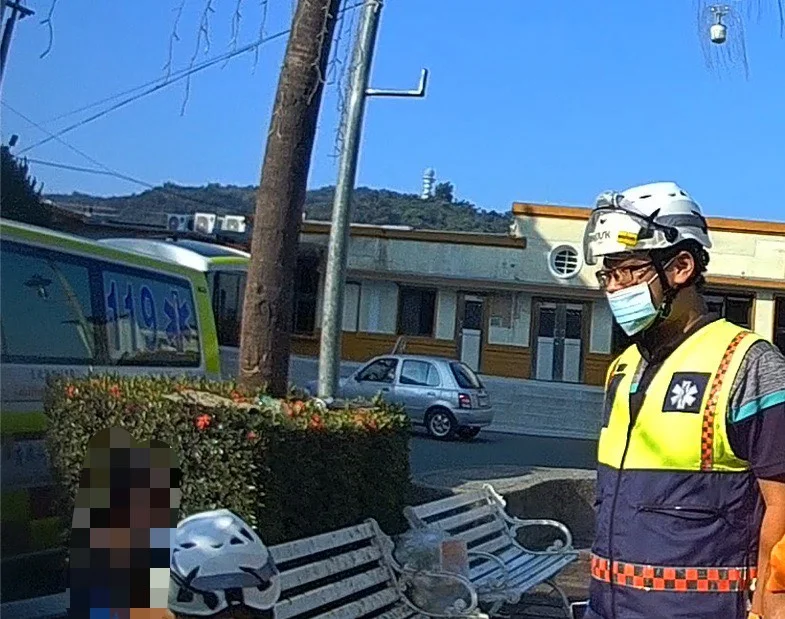 二水男突感暈眩癱坐路旁!田中警急遞溫水救援防意外