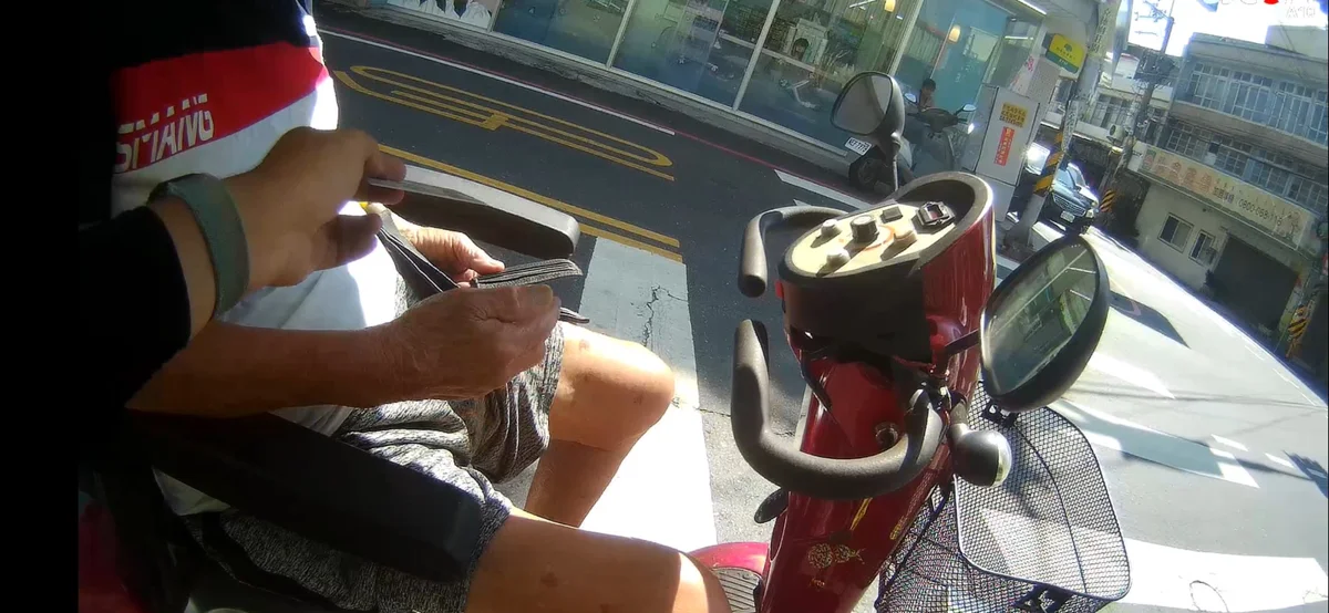 老翁騎電動車赴員林市區購物迷途!林厝派出所暖心護送返家