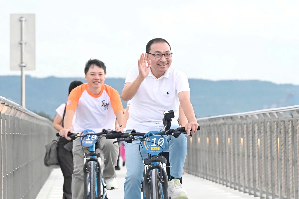 淡水絕美「海堤段」自行車道完工!侯友宜試騎大讚金黃夕陽 每日限定開放時間曝光