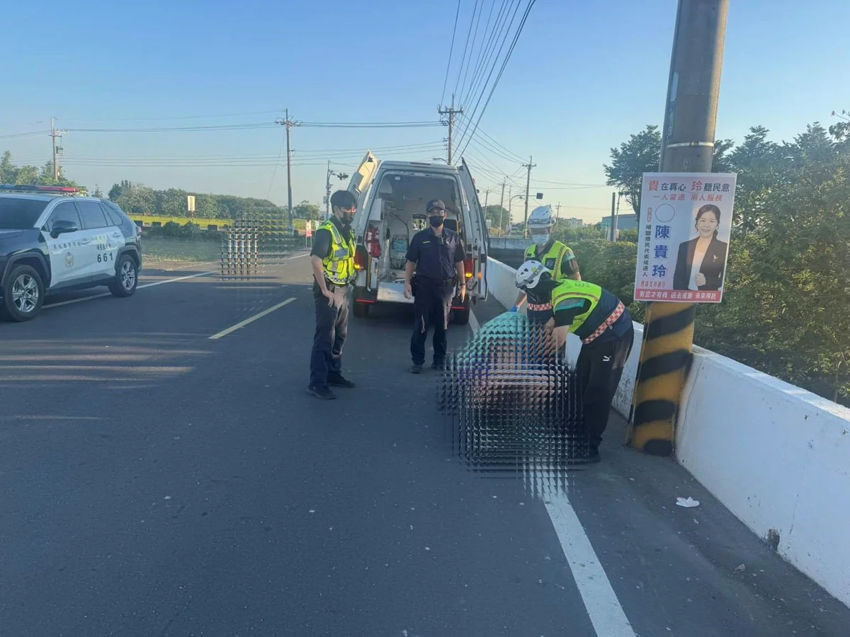 埔鹽鄉男子路倒街頭!溪湖警消火速救援助脫險