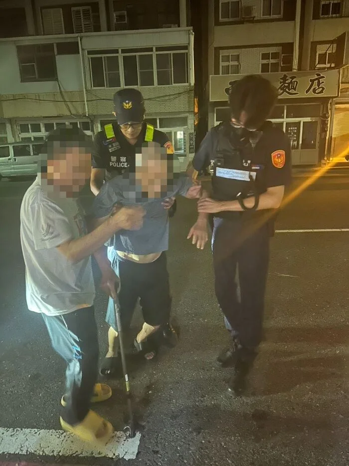 深夜老翁體力不支跌坐路旁!馬公文澳暖警即時救援護送返家