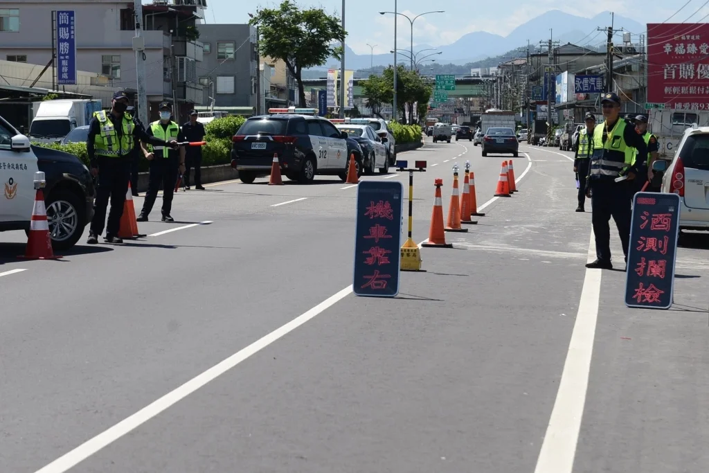 草屯警重兵布陣！結合保七總隊嚴抓毒駕 局長烈日下送暖慰勞