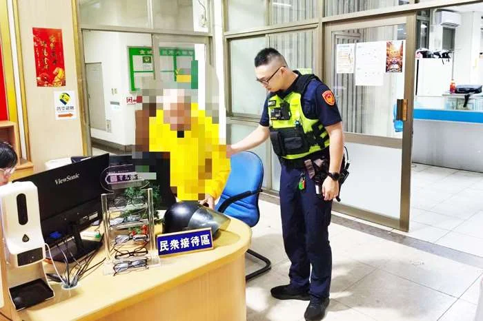 深夜赤腳迷途!金城警調百筆電眼 助失智老翁平安返家