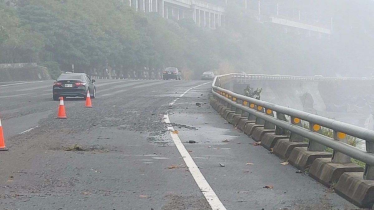 【路況快訊】巨浪掏空臺9線402.1K路基!大武警急交管搶修 用路人必看