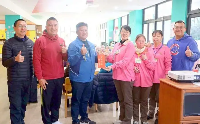 金門安岐長輩動手玩拓印!鄉長楊忠俊陪做門神迎新年,現場笑聲不斷