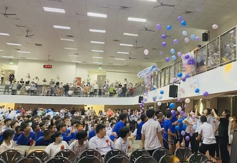 萬華大理高中末代畢典!主題「理愛我就留下」藏諧音梗,萬顆氣球雨祝福超催淚