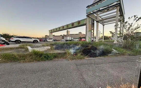 苑裡地下道旁燒雜草!濃煙影響下班車流 消防隊急滅火籲勿觸法