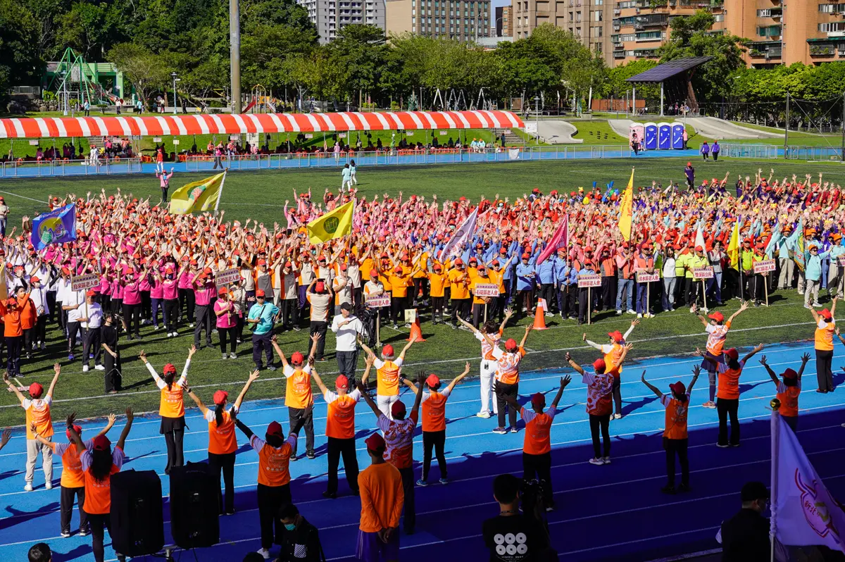 新北長青運動會2千銀髮族high翻!侯友宜宣布敬老卡2026年擴大福利、點數加碼至600點