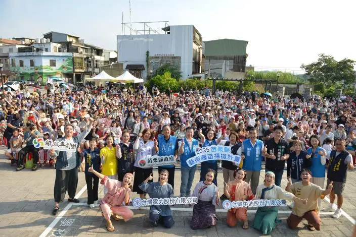 三灣五穀廟變身童話舞台！紙風車《寶莉回家》登場 千人親子擠爆廟埕