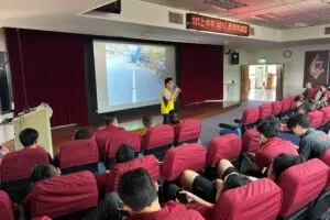 聞警笛不讓路?小心3萬罰款飛了、駕照直接吊銷!基隆警重申避讓救護車規定