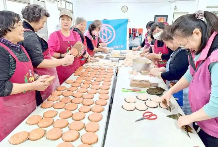 金門年味!議員許玉昭帶頭做「古早味紅龜粿」 暖心直送弱勢團體