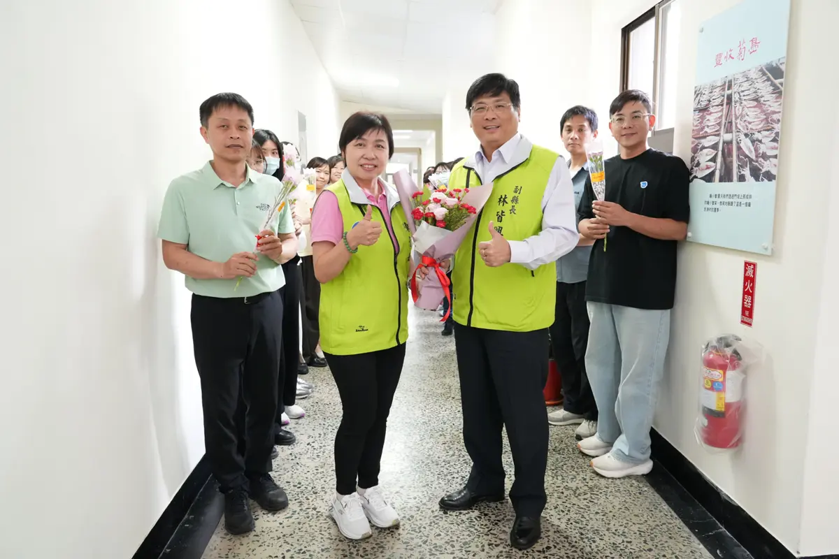 母親節前夕送暖!澎湖副縣長林皆興親贈康乃馨 感謝縣府同仁辛勞