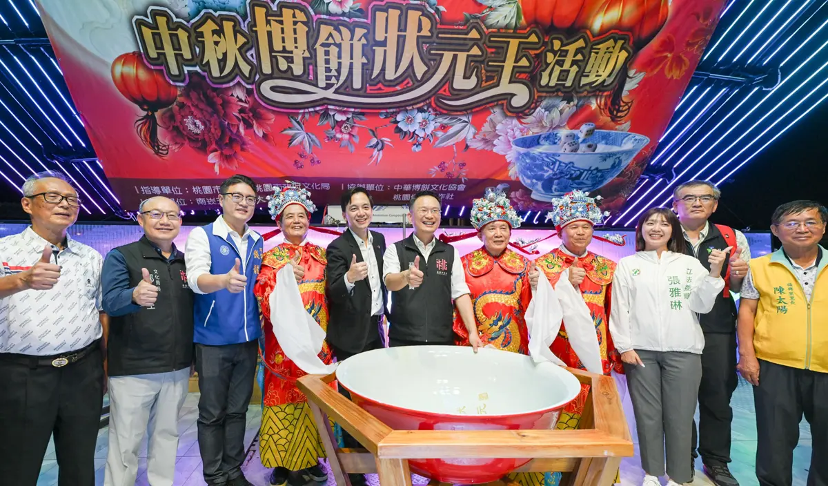 千人擲骰搶狀元!南崁五福宮中秋博餅超嗨 桃園副市長蘇俊賓也來拚手氣