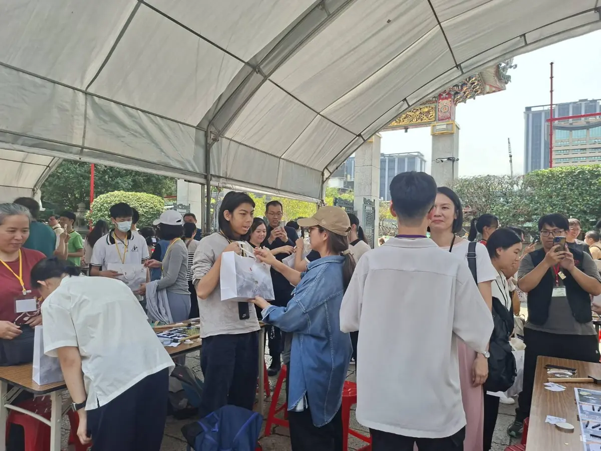 萬華成年禮龍山寺登場!47位青年循古禮、親製銅飾邁向人生新階段