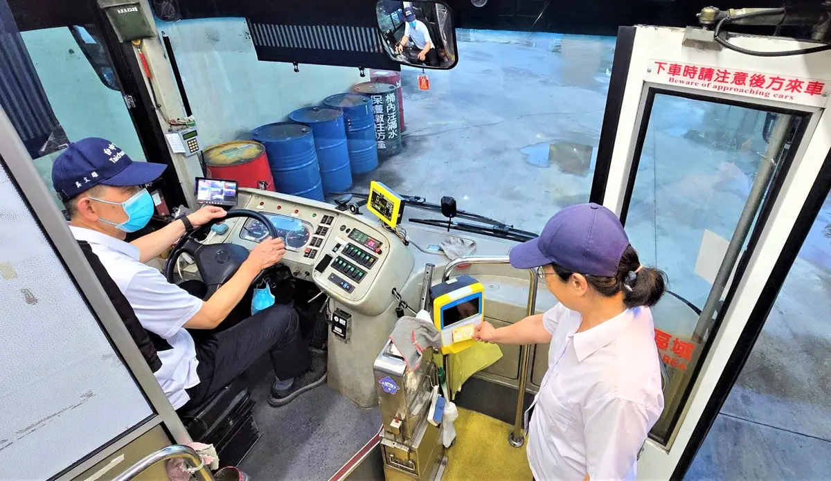 台中公車上演溫馨一幕!司機急停救學生 乘客讚:最暖心的英雄