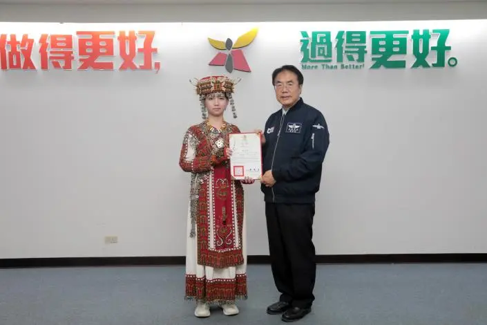 畫出排灣族婚禮感動全國！官田國中楊喬琳從220件作品脫穎而出，市長黃偉哲親自表揚