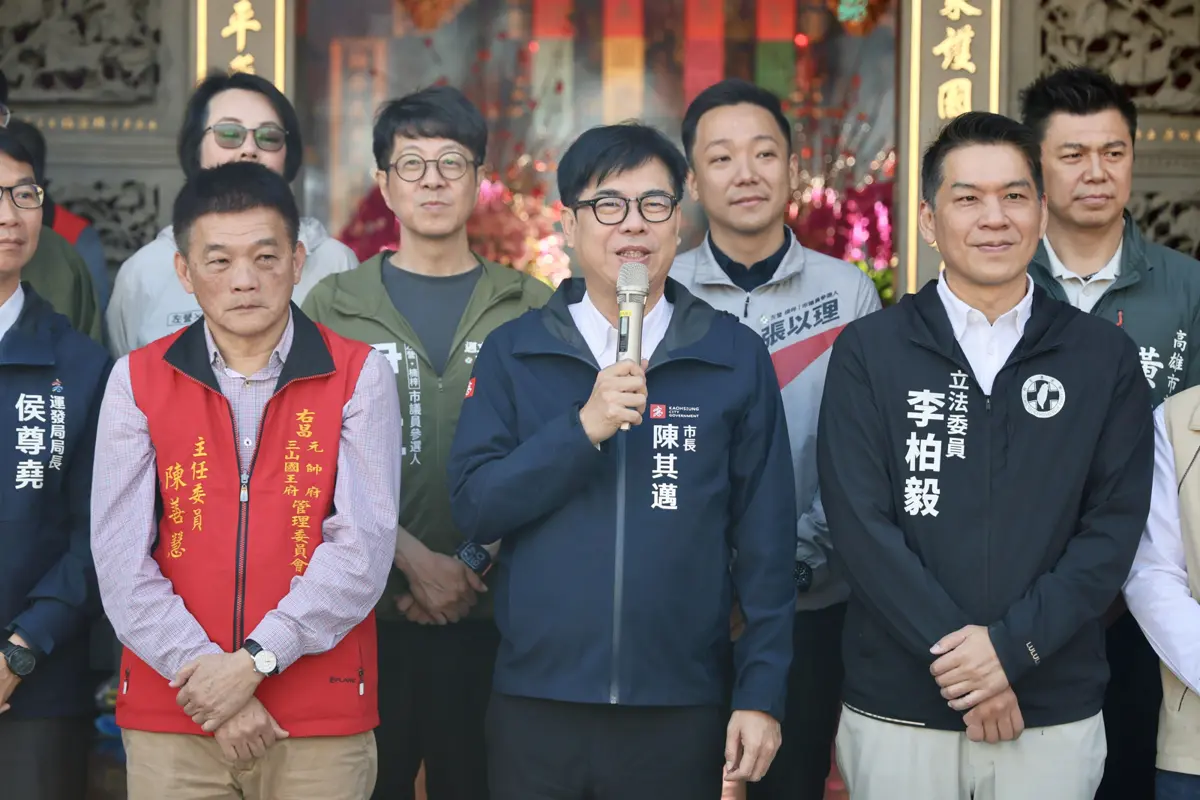 陳其邁小年夜鐵人行程!橫跨5區8廟發紅包 拜年祈福兼報告市政