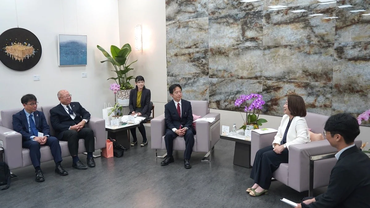 日台交流協會新舊所長拜會 周春米贈原民背心迎新送舊 盼深化台日情誼