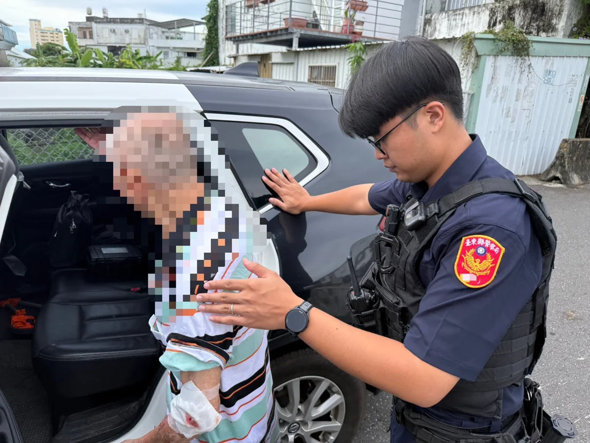 臺東老翁散步失足跌落水溝!熱心民眾急救援 警車暖心護送返家