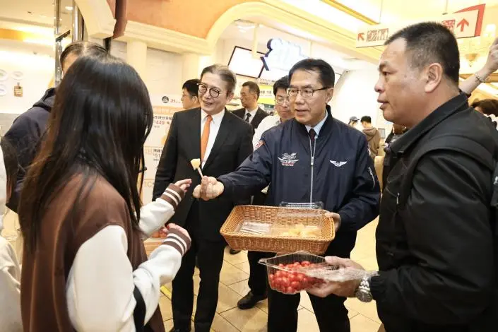 台南年貨直送板橋!黃偉哲親自叫賣 虱目魚海苔捲、鹿肉乾必搶