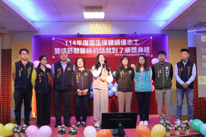 苗栗表揚百位績優志工!金質獎得主服務破8千小時,縣長夫人親自致敬