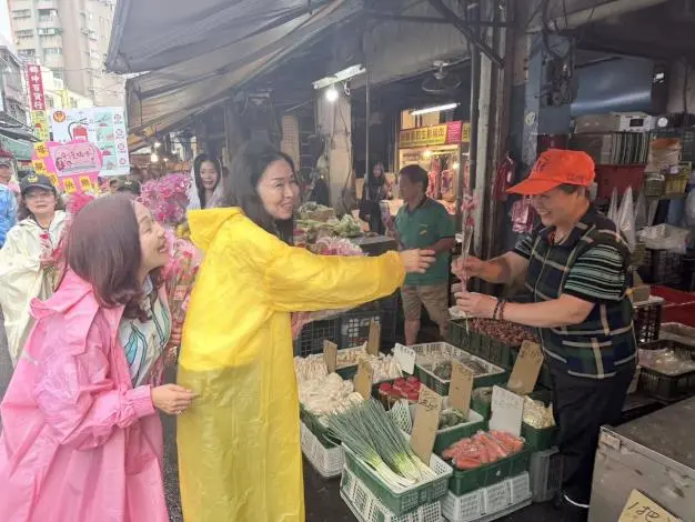 苗栗南苗市場母親節前夕飄馨香!縣長夫人陳美琦化身宣導大使,發千朵康乃馨傳授防火3要訣