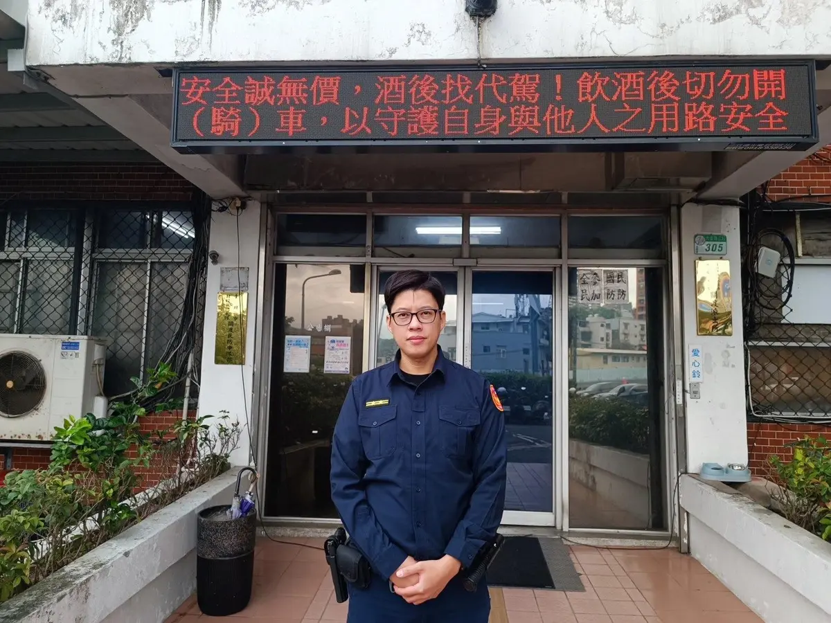 愛車「顧路」中央!北投暖警所長秒變推車壯漢 結局超暖心