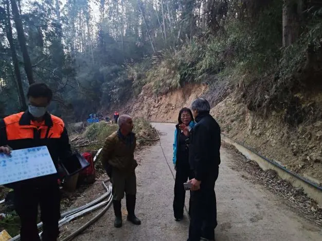 雲林古坑草嶺山林大火!空勤直升機、逾70人陸空聯合搶救 燃燒面積達8公頃