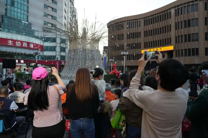 2026北港燈會「潮光潮」盛大啟燈!玖壹壹、蕭煌奇開唱嗨翻,6大燈區攻略一次看