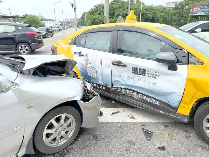金寧鄉路口雙車猛撞!3人受傷幸無大礙 警方呼籲路口減速