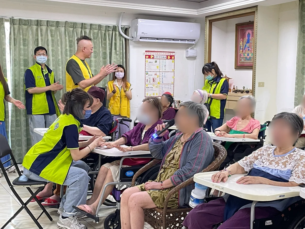 企業送暖新北長輩!華電聯網志工走入長照中心 陪伴傾聽傳遞溫馨