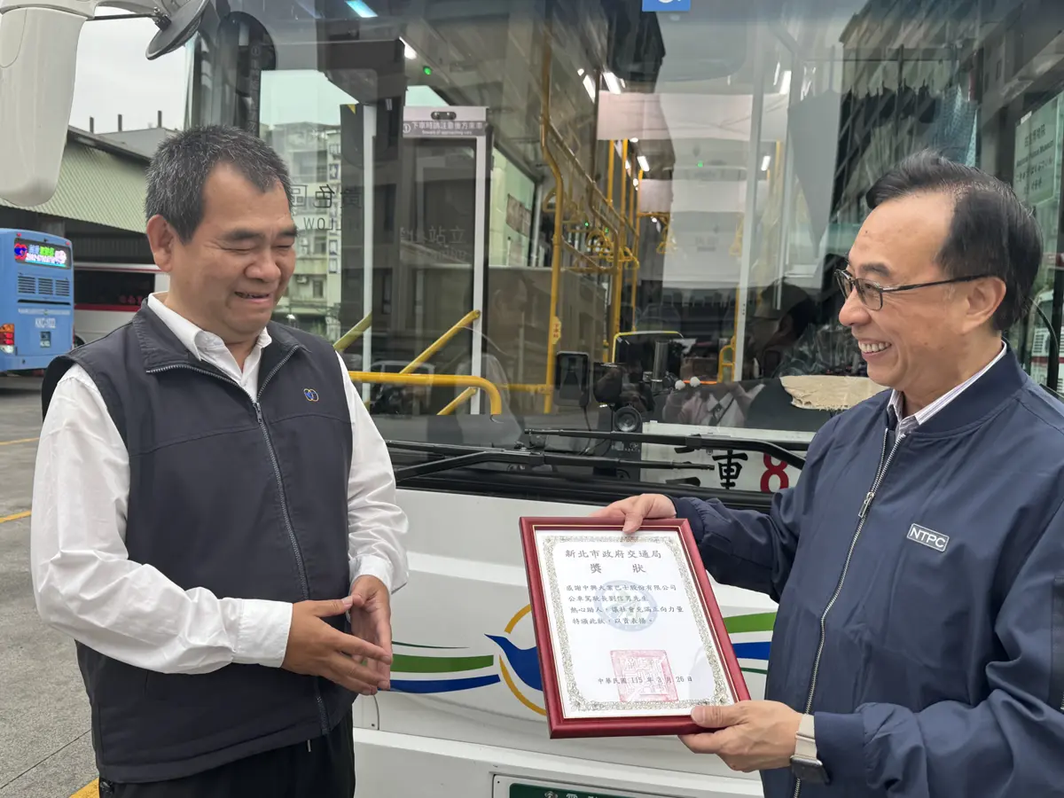 蘆洲長者倒路邊,815公車司機「神反應」急停救人!結局令人鼻酸