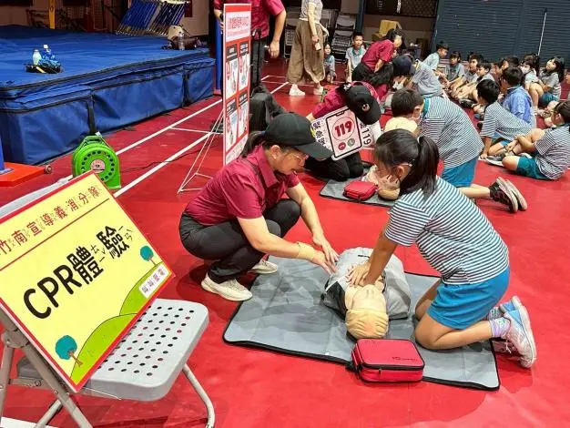 竹南國小超硬核防災課!濃煙室、CPR全上陣,學生變身小小消防員