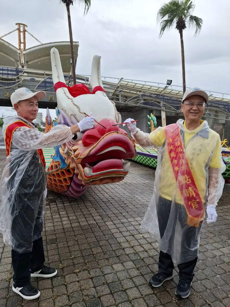 全台唯一「海上龍舟」在林園！中芸漁港點睛開跑 52隊熱血爭霸、千人包粽做公益