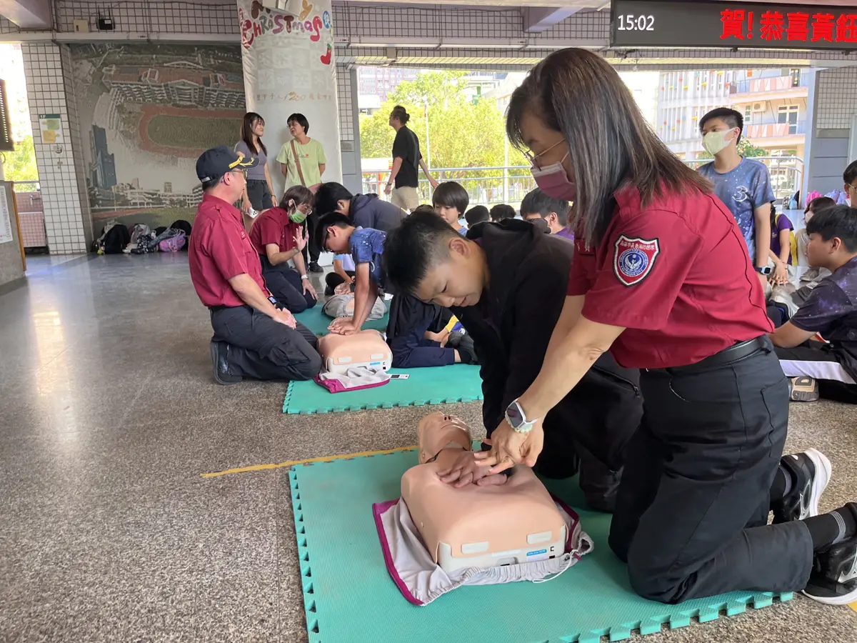 防災從小做起！高雄苓洲國小變身消防營，學童闖關學CPR、地震保命術