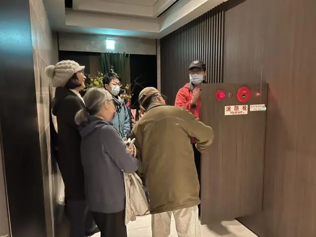 竹南消防隊前進社區!親授「小火快逃、濃煙關門」保命訣竅,提升大樓防災力