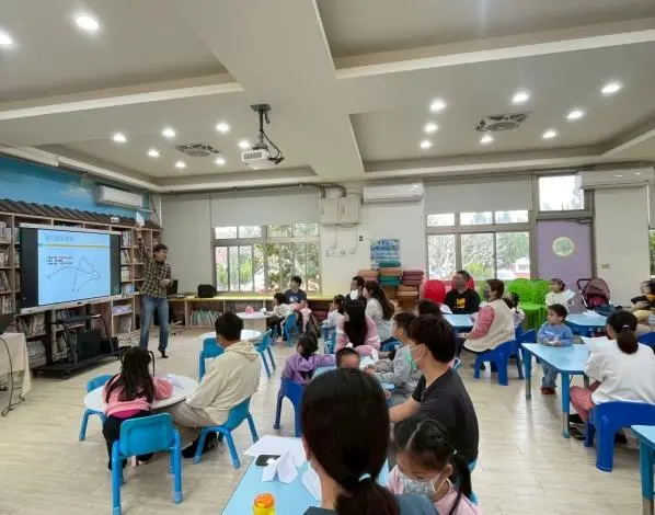 苑裡山腳附幼「小小飛行員」體驗日!親子共製竹蜻蜓,縣長鍾東錦讚:從玩樂中學習