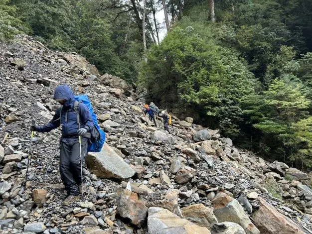 苗栗匹匹達山登山悲劇!6人團1人疑失溫亡 跨單位5日搜救空勤吊掛運下山