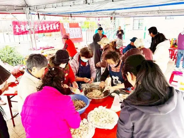 金門漁村冬至前夕飄香!老少同堂包餃子搓湯圓,溫馨畫面曝光