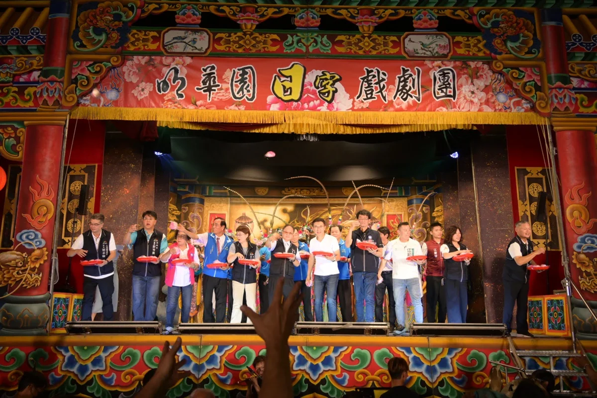 週末好去處!台中傳統藝術巡演大里登場,明華園經典大戲吸引千人同樂
