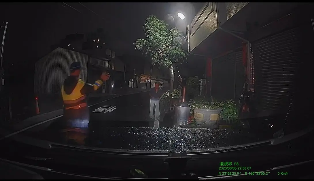 大雨中迷失街頭！大村警憑「超強記憶」一眼認出失智翁助返家