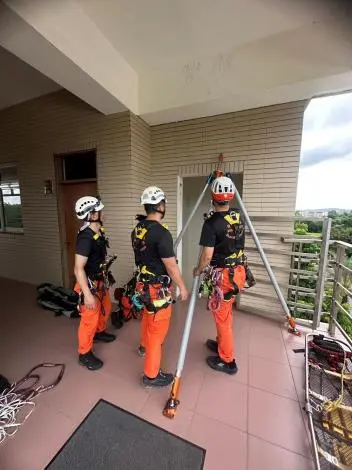 電梯驚魂免驚!苗栗特搜隊亮新利器「AZ腳架」,破解狹窄空間救援難題